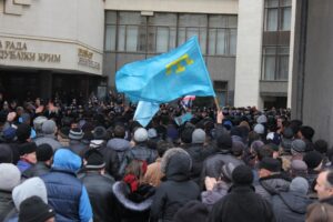 26 лютого 2014 року біля кримського парламенту відбулися два мітинги – за збереження територіальної цілісності України, організований Меджлісом кримськотатарського народу, і сепаратистський мітинг прихильників «Русского единства»