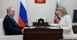 Москва, 16 лютого 2023 року. Очільник РФ Володимир Путін і уповноважена при президенті Росії з прав дитини Марія Львова-Бєлова, 17 березня 2023 року. Міжнародний кримінальний суд (МКС) видав ордер на їх арешт