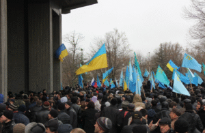 Мітинг біля Верховної Ради АРК 26 лютого 2014 року. Фото: investigator.org.ua