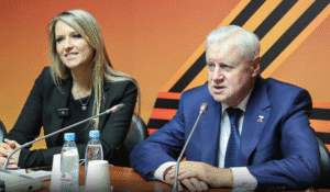 Заступник голови Комітету ДД з освіти, депутат фракції "УРЗП" Яна Лантратова та керівник партійної фракції у Держдумі Сергій Миронов